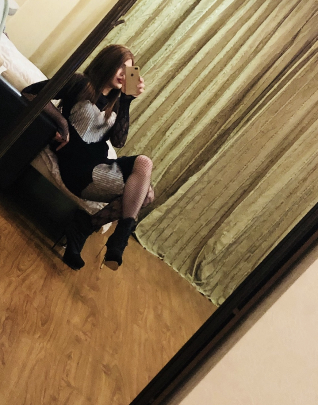 Шатенка Транс Леди Аделина стройная сделает качественно фетиш и примет у себя