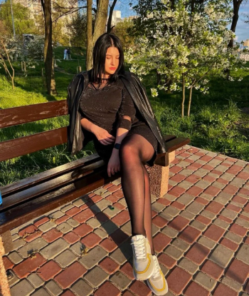 БРЮНЕТКА ОЛЕНЬКА 21 лет сделает профессионально окончание на грудь и позовет в гости в Район - Центр