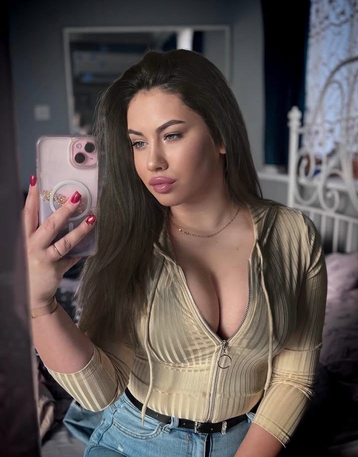 БРЮНЕТКА АРИНА PLUS стройная сделает профессионально расслабляющий массаж и позовет в гости в Район - Центр