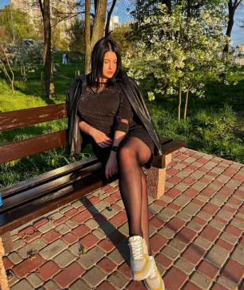 Брюнетка ОЛЕНЬКА 21 лет сделает нежно эротический массаж и примет у себя в Район - Центр