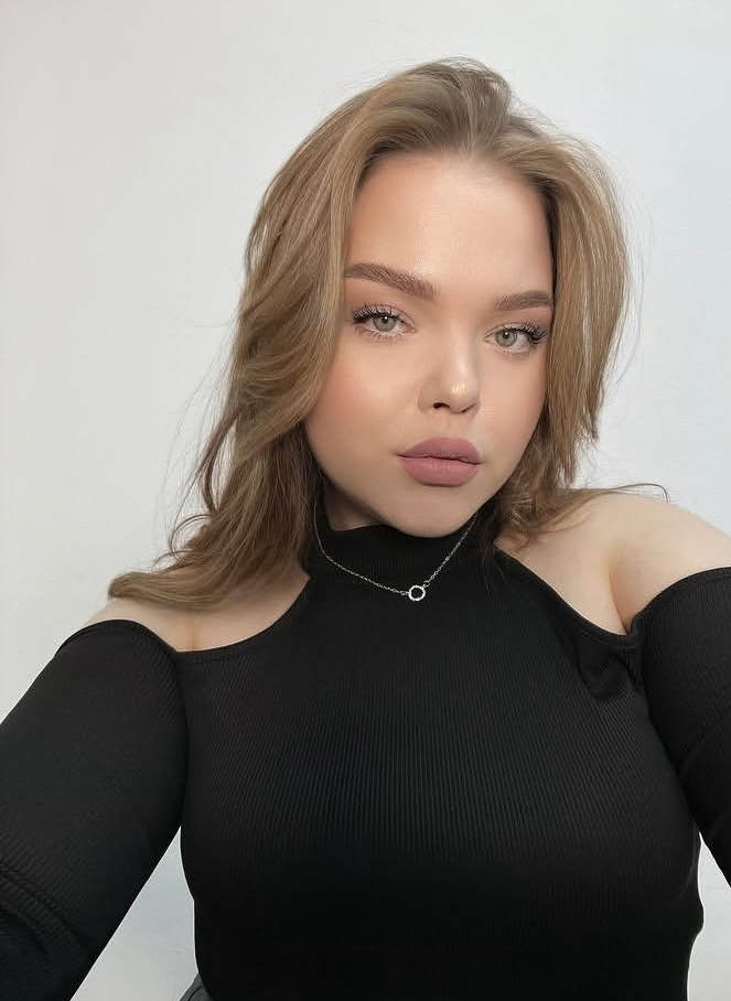 Эскорт ALEKSA 23 лет сделает профессионально массаж не профи и позовет в гости в Район - Центр