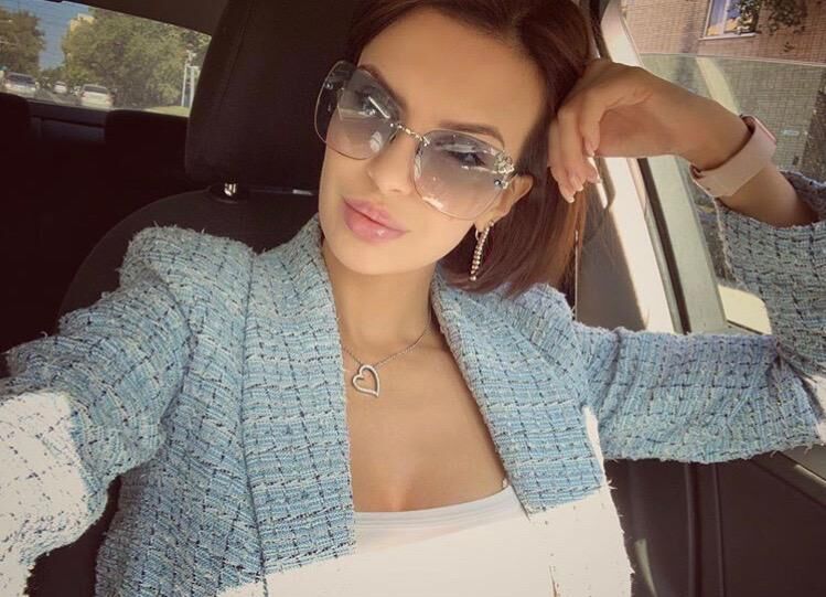 Шлюха АРИНА 21 лет исполнит золотой дождь выдача и позовет в гости в Район - Центр